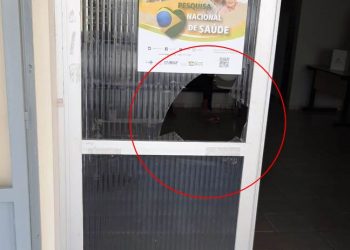 POSTO DE SAÚDE – Homem reclama de demora no atendimento quebra vidro de porta, ameaça colocar fogo e vai preso; Vídeo