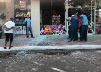 Carro invade calçada, quebra vidraça de loja no centro de Linhares e foge; Vídeo