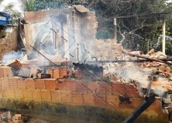 Briga entre dois homens no interior de Linhares termina com uma casa incendiada