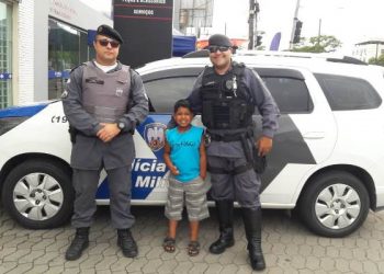 Criança fã da Polícia diz que andar em viatura da PM foi presente de aniversario