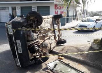 Veículo tombado no bairro Araçá chama a atenção