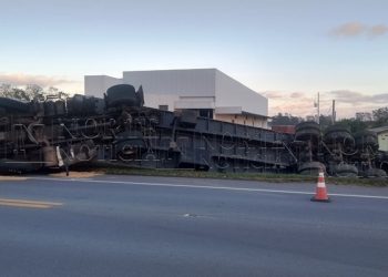 Carreta que transportava motocicletas tomba na BR 101 em Linhares