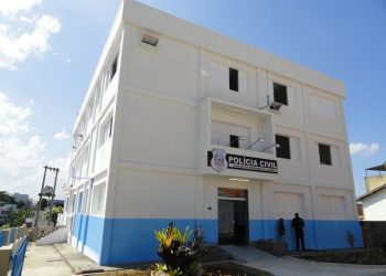 Mulher é achada morta com filho de 3 anos vivo ao lado dela em Aracruz