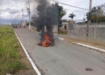 Motociclista atropela criança e população coloca fogo na moto; Vídeo