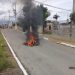 Motociclista atropela criança e população coloca fogo na moto; Vídeo