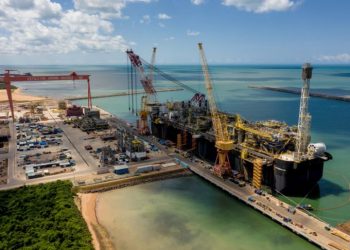 Plataforma construída no Estado deixa estaleiro para a Bacia de Santos