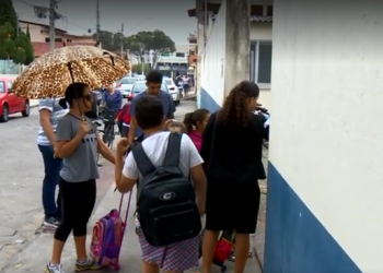 Prefeitura de Linhares deixa de entregar 2 uniformes por criança, em escolas da rede municipal