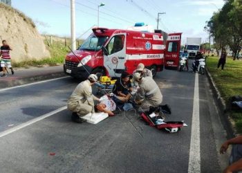 Acidente entre automóvel e motocicleta deixa uma vitima na BR 101; VÍDEO