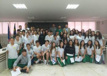 Alunos da Escola Cooperativa de Linhares visitam a Câmara de Vereadores do município