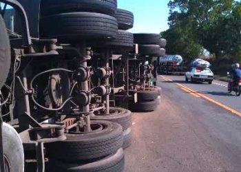 Carreta tomba na BR 101 em Linhares