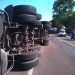 Carreta tomba na BR 101 em Linhares