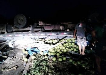 URGENTE – ATUALIZAÇÃO – Caminhão carregado com coco tomba na BR 101 e homem fica preso às ferragens; Vídeo