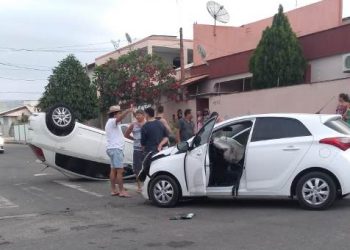 Veículo capota após colisão no Interlagos e um dos condutores não permaneceu no local