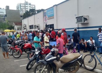 Candidatos a vagas de emprego pelo SINE reclamam do descaso no atendimento e falta de estrutura na agência; Vídeo