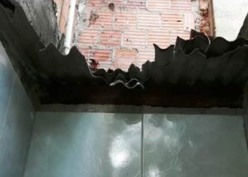 Homem com mandado de prisão em aberto assusta com presença da Polícia e cai do telhado de casa