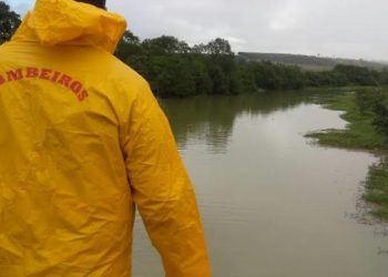 Corpo encontrado boiando em Rio é encaminhado para o SML de Linhares