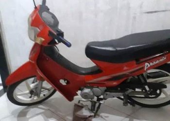 Dupla rouba motoneta de pedreiro indo para o trabalho