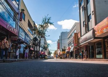 Assaltantes amarram funcionários e roubam joalheria no centro de Linhares