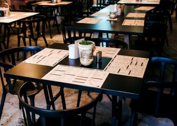 Cliente impedida de comer marmita em mesa de restaurante deve ser indenizada