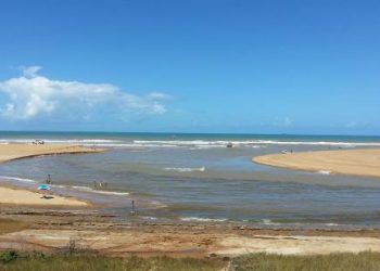 Marinha analisa fragmentos de óleo em praias de Linhares e São Mateus