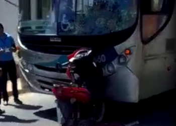 Colisão entre motocicleta e ônibus deixa motociclista ferido; Vídeo
