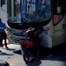 Colisão entre motocicleta e ônibus deixa motociclista ferido; Vídeo