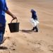 Fragmentos de óleo são localizados na praia do Pontal do Ipiranga