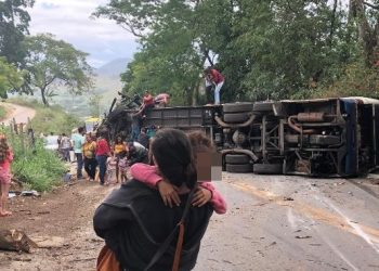 Ônibus com turistas mineiros capota no ES e deixa mortos e feridos