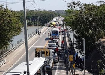 ATUALIZAÇÃO: Homem ameaça se jogar da ponte Joaquim Calmon e trânsito é bloqueado