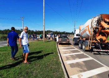 URGENTE – Moradores do Residencial Rio Doce fecham Rodovia que liga Linhares ao Pontal do Ipiranga