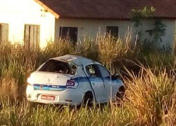 Taxi capota e vitimas vão para hospital; vídeo