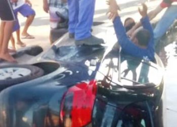 VÍDEOS – Ônix vai parar no valão do Aviso após colisão