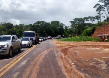 VIDEOS – BLOQUEIO DA ES 248 – Empresa admite atraso em salários e Prefeitura irá notificá-la