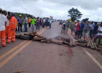 URGENTE – Trabalhadores interditam Rodovia que liga Linhares a Colatina