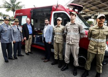 Corpo de Bombeiros Militar completa 107 anos com formatura, entrega de viaturas e assinatura de convênio