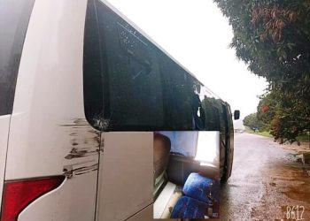 SUSTO – Ônibus que transportava pacientes de Linhares para vitória é atingido de raspão por carreta e ninguém fica ferido