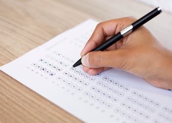 Moradora de Linhares que recebeu cobrança indevida de faculdade deve ser indenizada