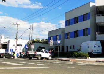 Comerciante baleado em assalto no último domingo deixou hospital nessa manhã