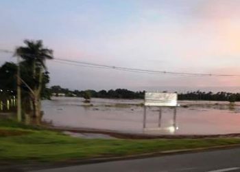 VÍDEO-Nível do Rio Doce continua subindo e água atinge margem da BR 101 em Linhares
