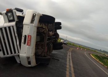 Carreta que transportava água mineral tomba na ES 248