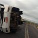 Carreta que transportava água mineral tomba na ES 248