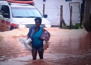 Nível do Rio Doce está acima dos 5 metros em Linhares e mais de 20 famílias estão fora de casa