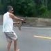 VÍDEO – Bombeiro de folga ajuda bicho preguiça na BR 101 em Sooretama