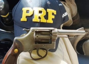 Durante atendimento de acidente em Sooretama PRF apreende arma de fogo