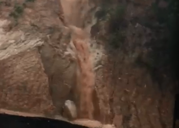 VÍDEO – Água desce de barranco em Pedro Canário e trecho da BR 101 é alagado