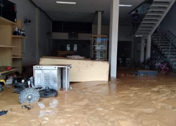 Famílias fora de casa, queda de barreiras, soterramento e mortes: veja os estragos da chuva no ES!