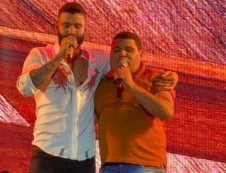 VÍDEO – Morador de Linhares realiza sonho e canta com Gustavo Lima durante show em Guriri