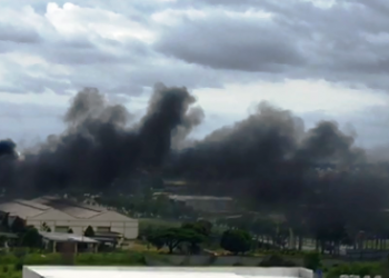 VÍDEO – Bombeiros são acionados para combater incêndio em galpão da Movelar