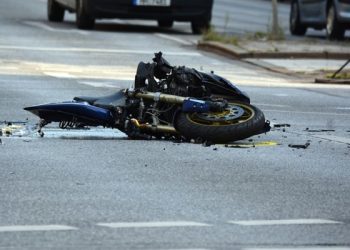 Município e companhia de água são condenados a indenizar motociclista que caiu em buraco
