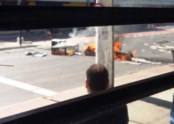 VÍDEOS | URGENTE – Avenida Leitão da Silva é interditada e veículos são apedrejados